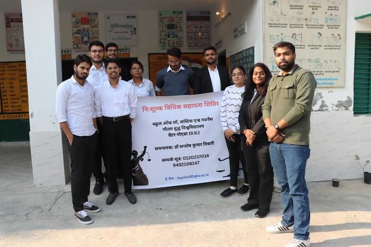 विधिक साक्षरता शिविर लगाकर कर ग्रामीणओं को किया जागरुक